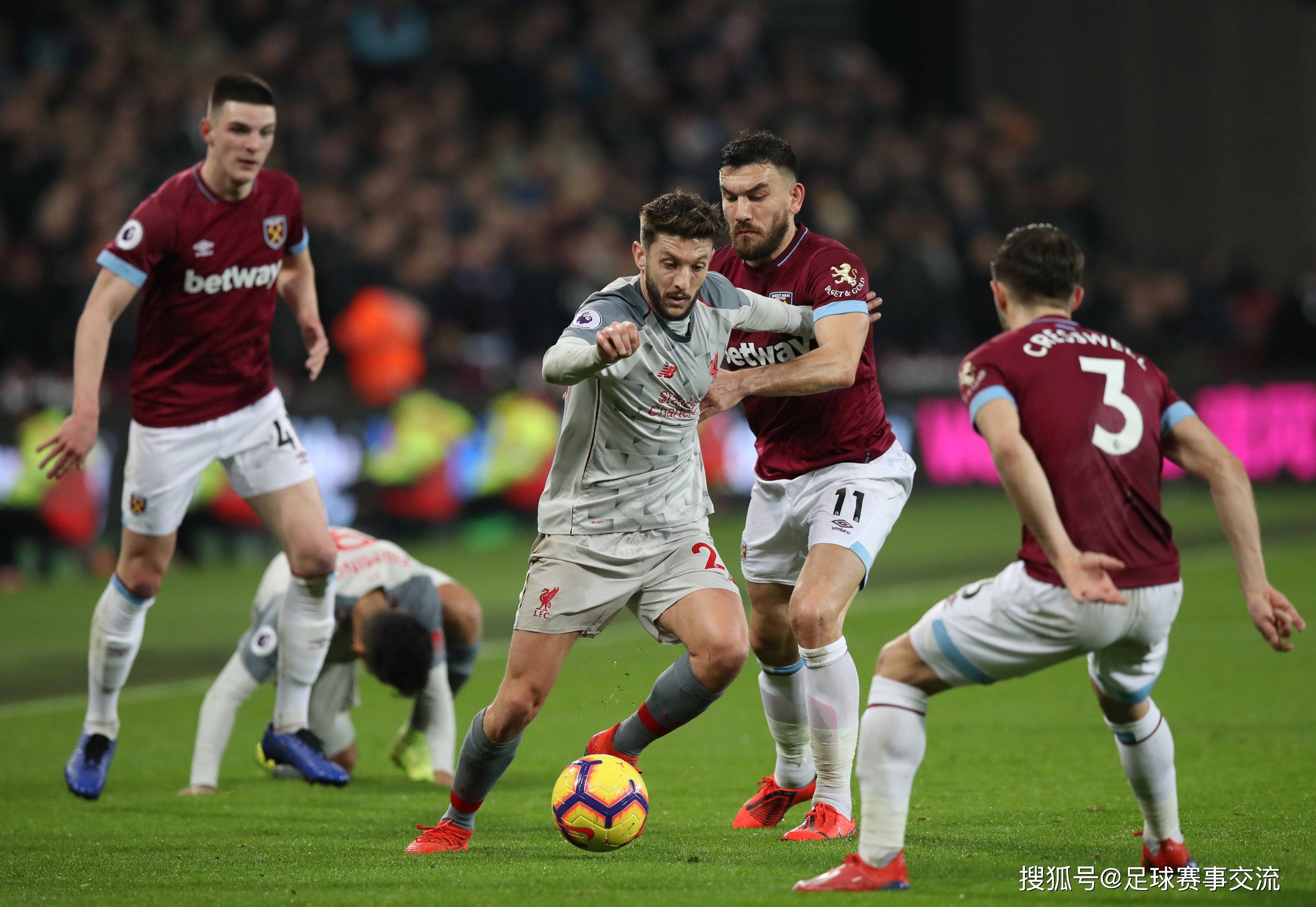 球星带球突破造成杀伤，全场欢呼