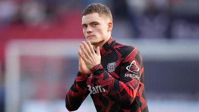 球队集体围着他庆祝太治愈